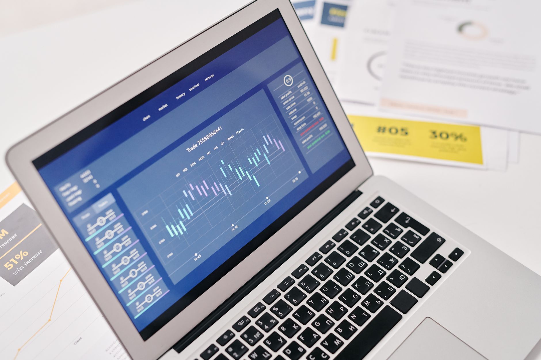 Software de nóminas e informes financieros premium en pantalla